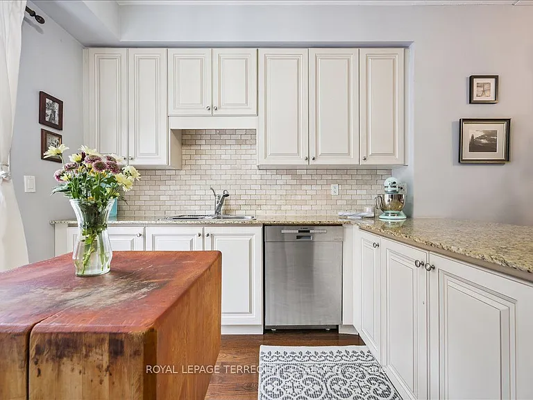 101 The Queensway #Townhouse 2 — Photo 18