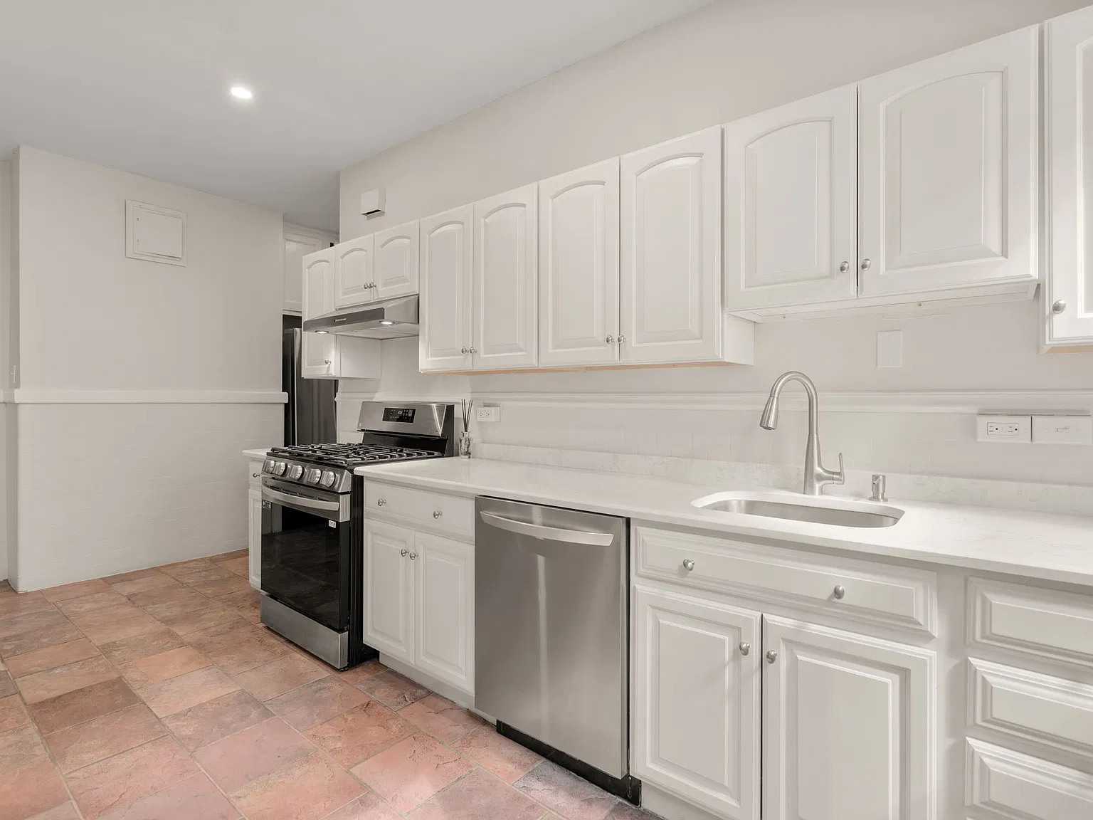 4 bed, 2554 sqft, $6,100 — Photo 3
