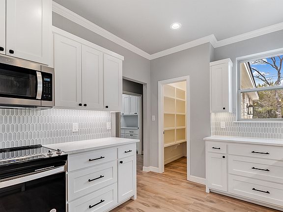 4th image of 914 W Oakridge Drive