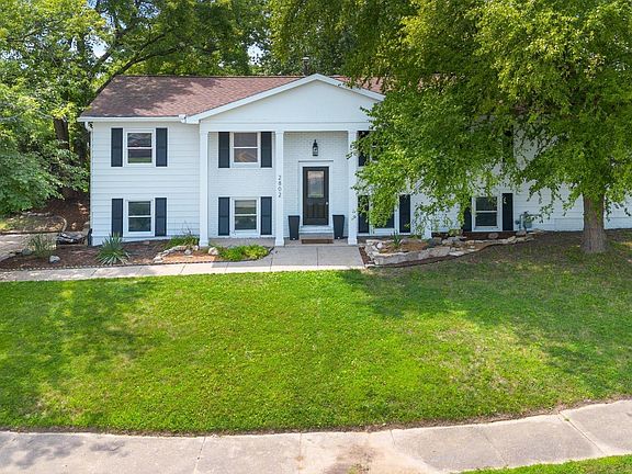 2nd image of 2802 W Larchmont Ln