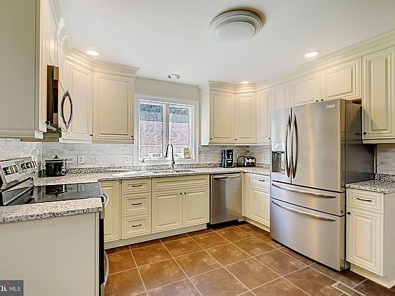 4th image of 5698 Captain Woodlands Ln