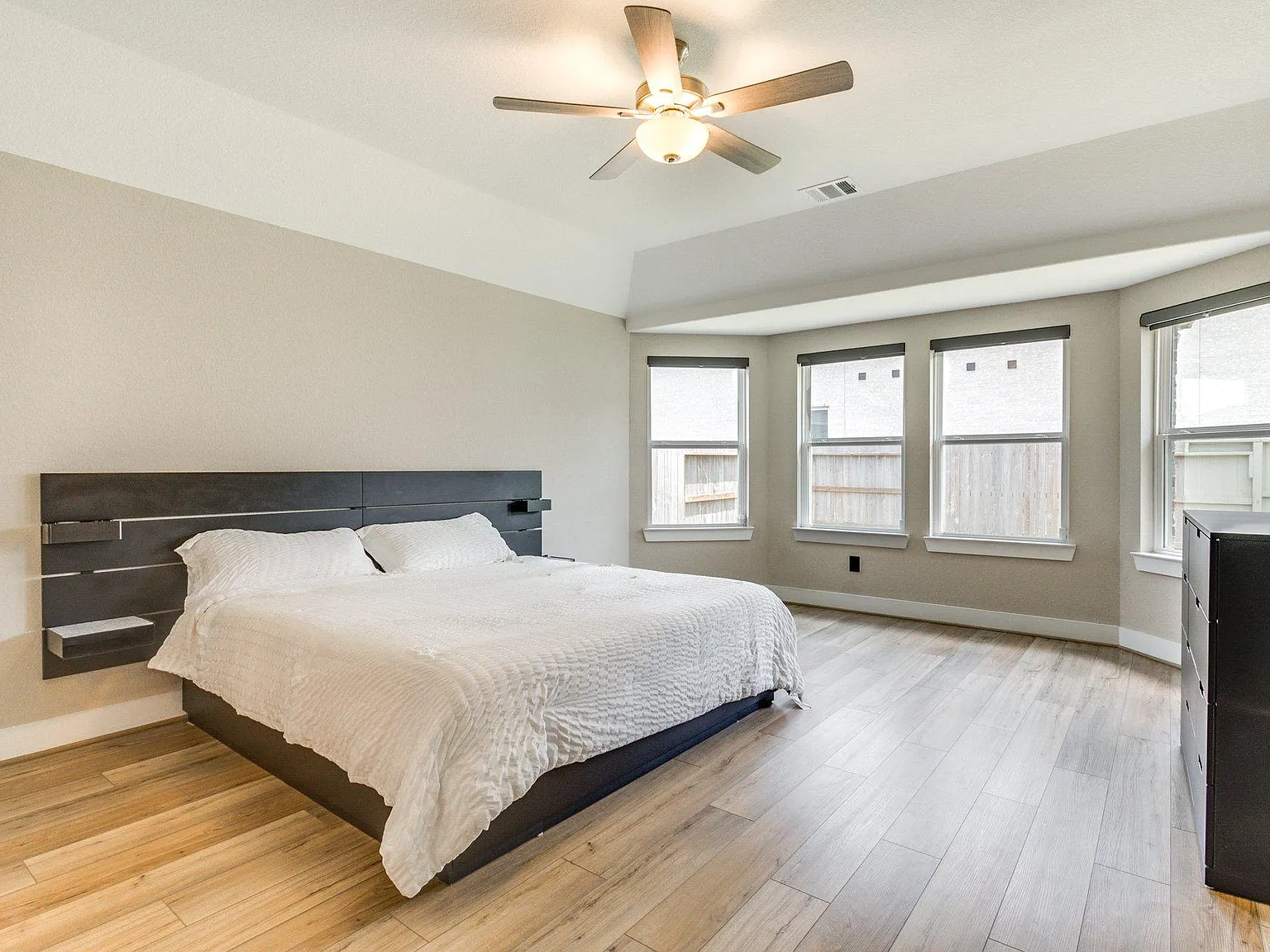 4 bed, 3.0 bath, 2300 sqft, $1,230 — Photo 1