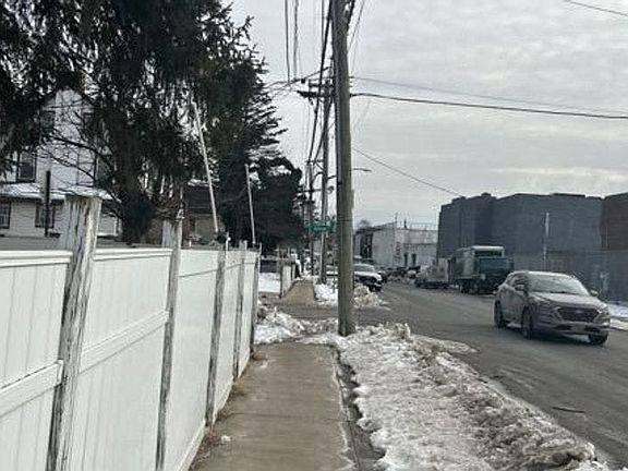 4th image of 187-01 Sullivan Rd