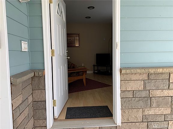 3rd image of 586 Duck Lake Dr SE