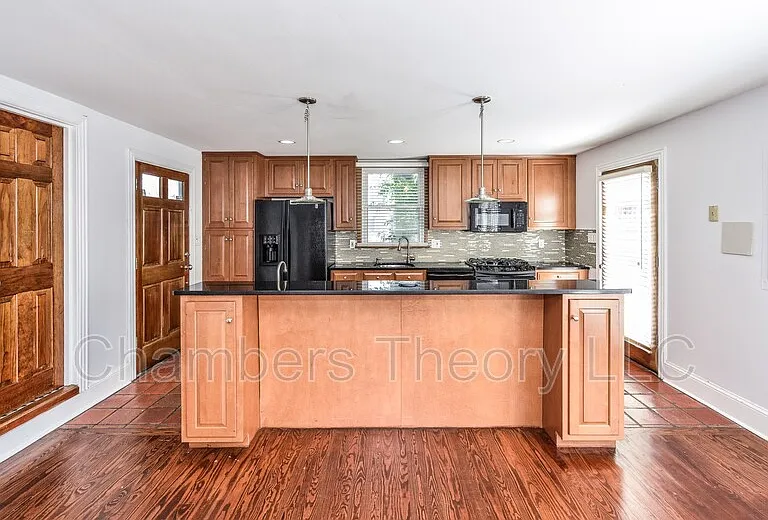 635 N West St — Photo 17