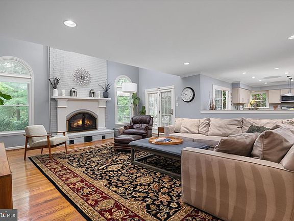 4th image of 8391 Vineland Ct