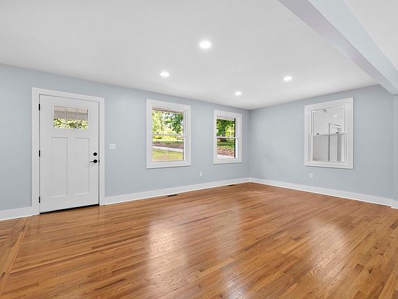 5th image of 217 Greenbriar Dr