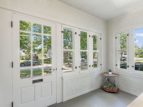 3rd image of 909 Augusta Ave