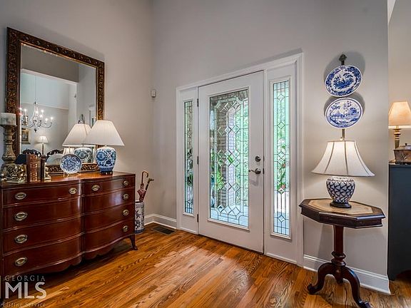 3rd image of 221 Tall Oaks Dr