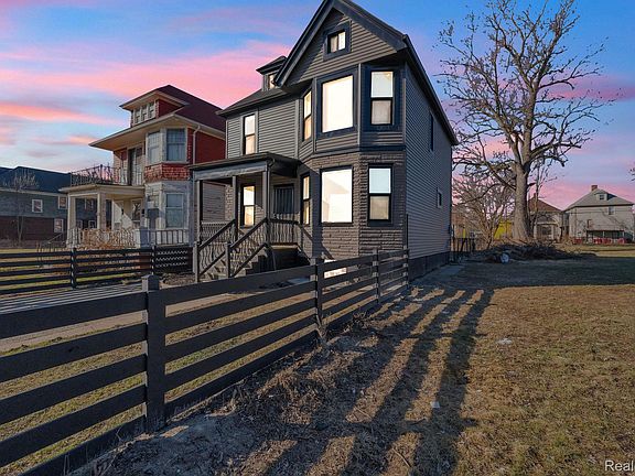 5th image of 2575 Harding St