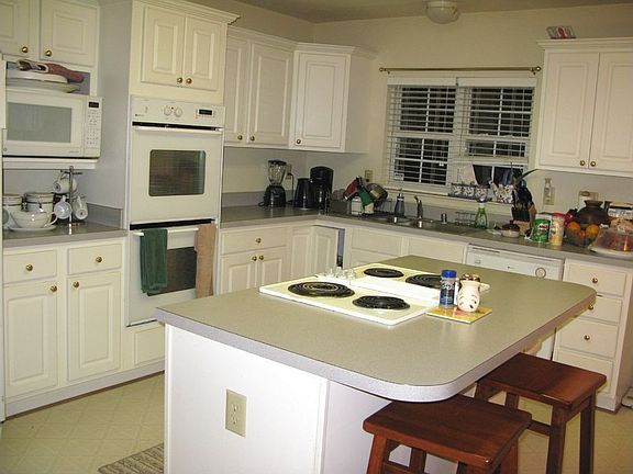 Kitchen w/Island