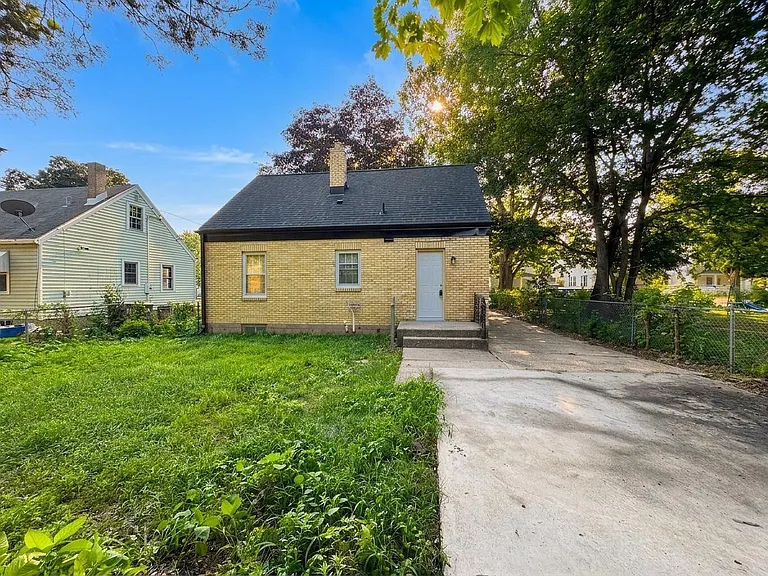 1619 Evergreen St — Photo 15