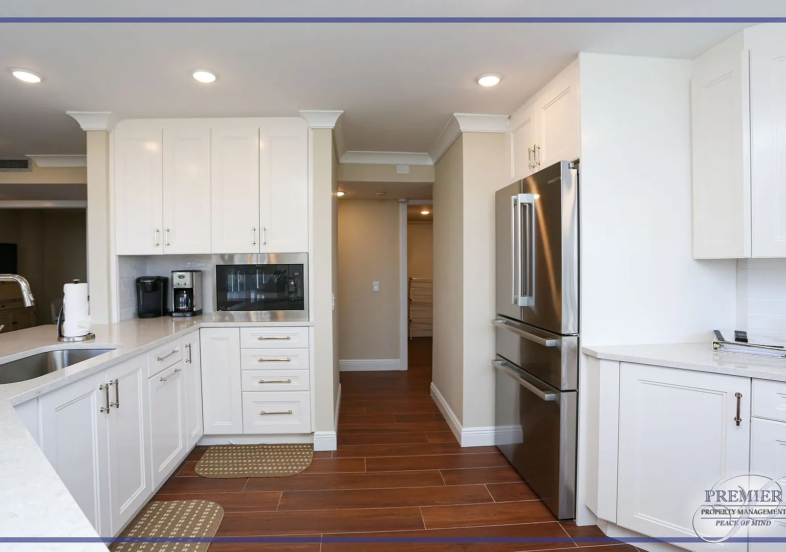 ** The Savoy Park Shore Luxury ** Beautiful Updated 2-Bedrooms Plus A Den\2 Bath Modern Piece Of ... — Photo 3