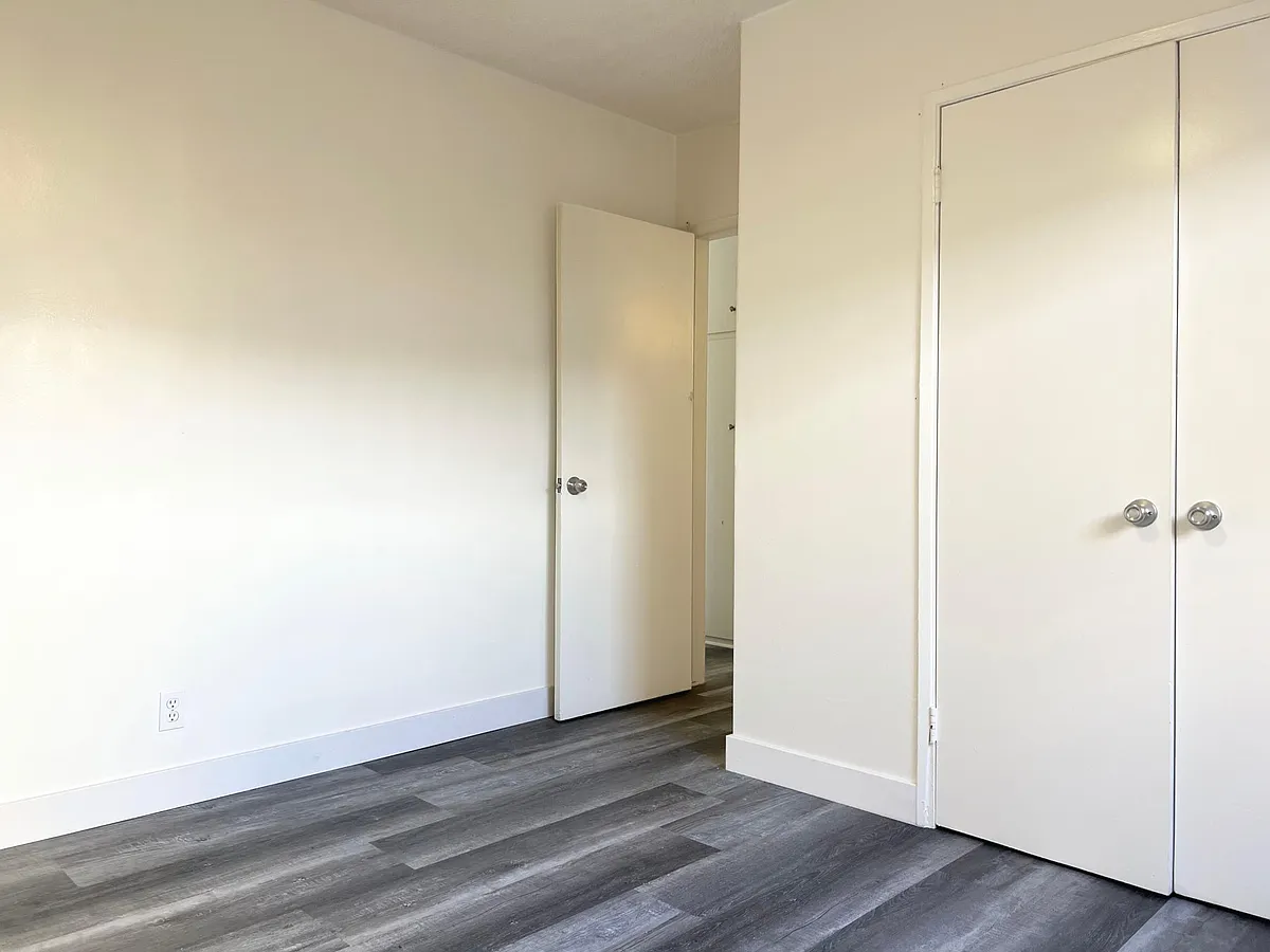 Building Photo - 2425 E 15th St #3