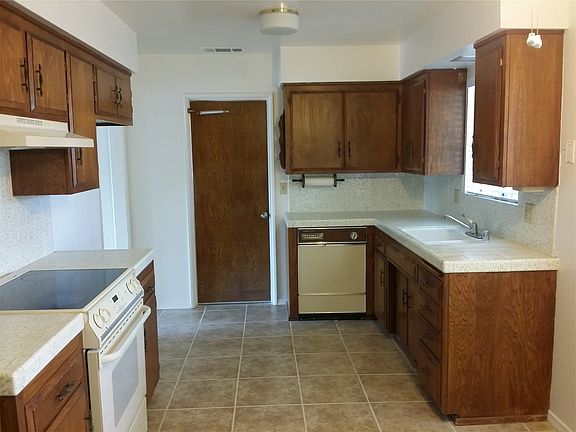 4th image of 485 E Whittier Ave