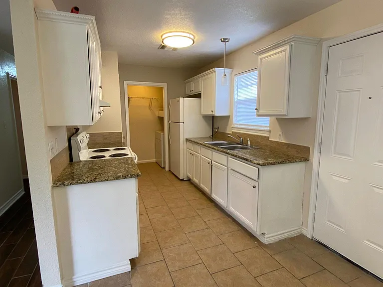 10727 Green Lake Dr — Photo 7