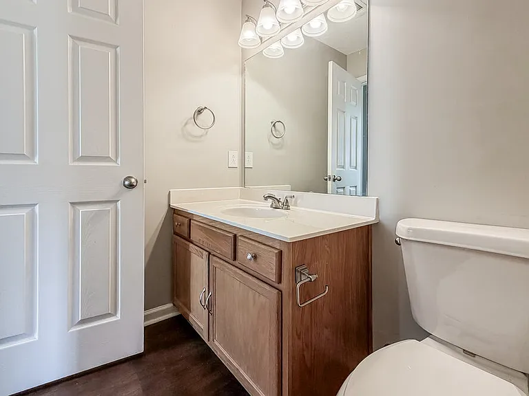 1910 Lawndale Dr — Photo 15