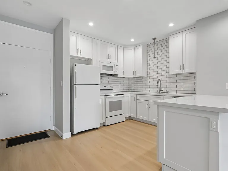116 N Wetherly Dr — Photo 21