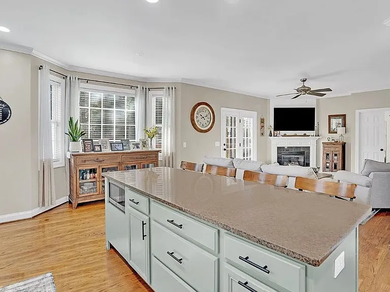 1005 Tarrytown Ln — Photo 10