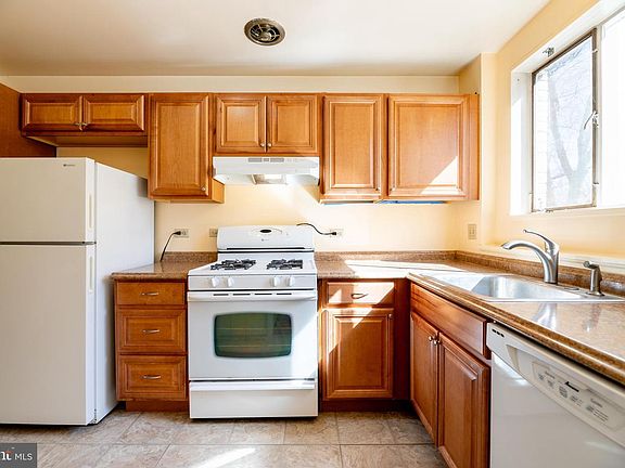 4th image of 10504 Montrose Ave APT 101