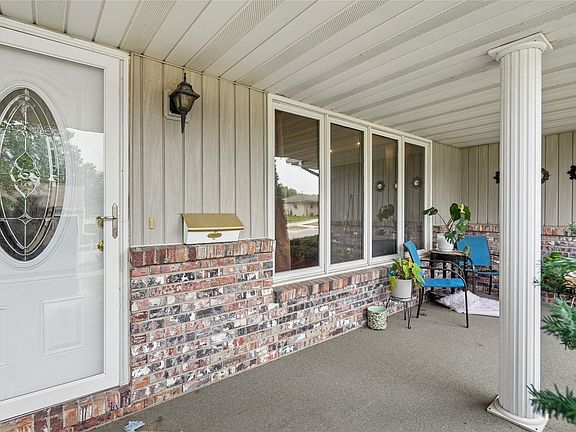 2nd image of 1406 W Grandview Dr
