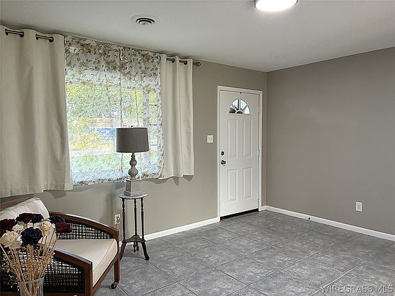 4th image of 221 Plaza Dr