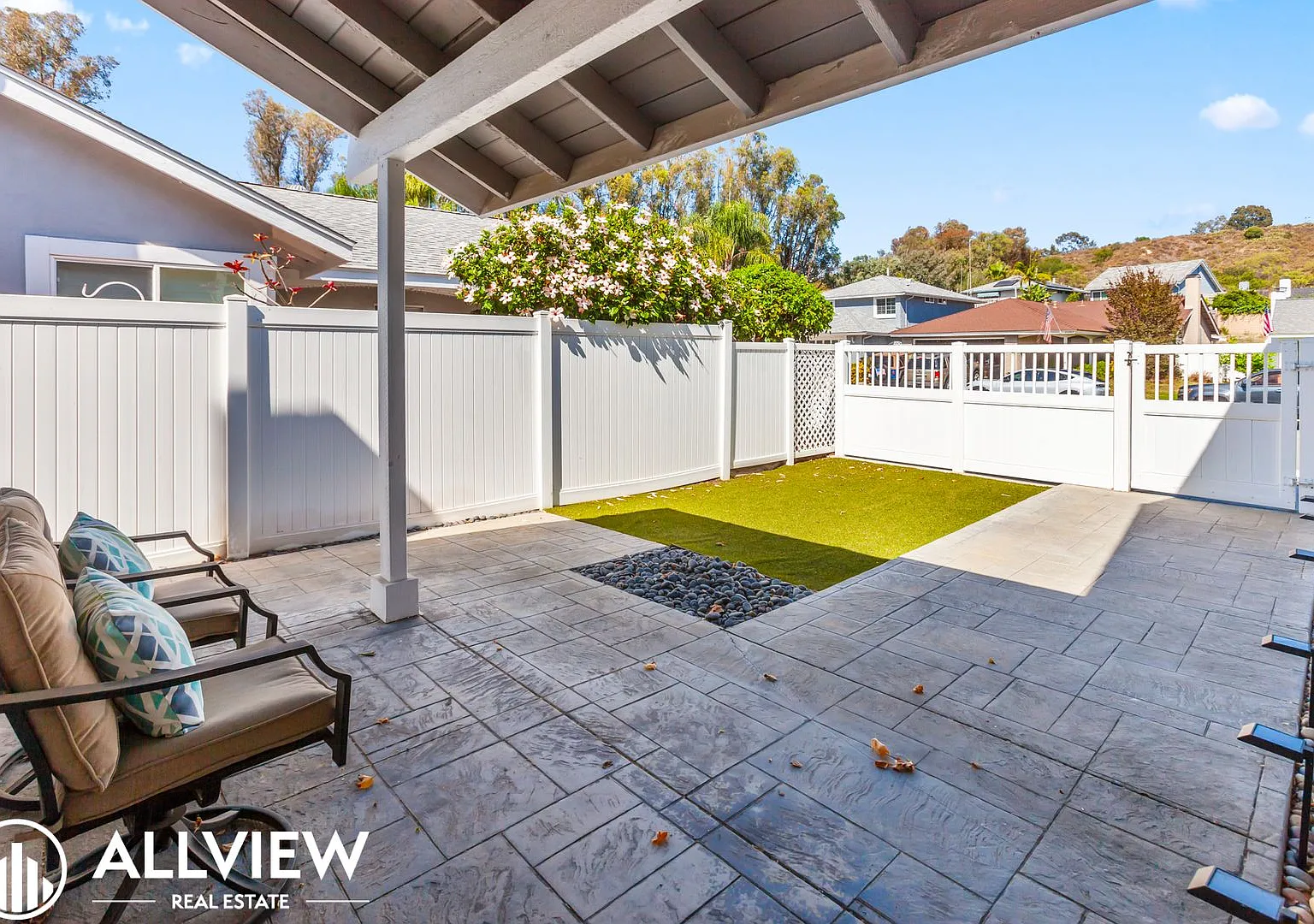 Beautifully Upgraded Single Level Home in Lake Forest Available NOW! — Photo 2