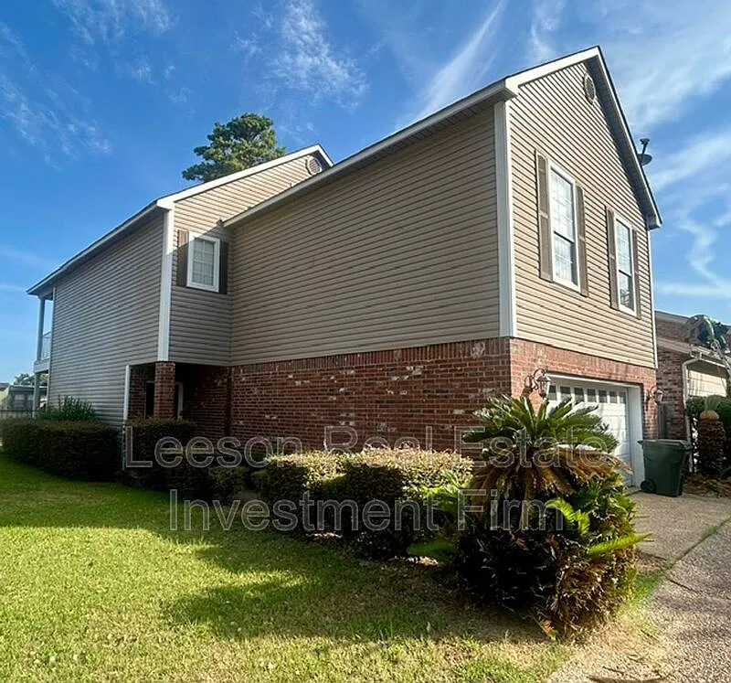 3 bed, 2.0 bath, 2165 sqft, $1,900 — Photo 2
