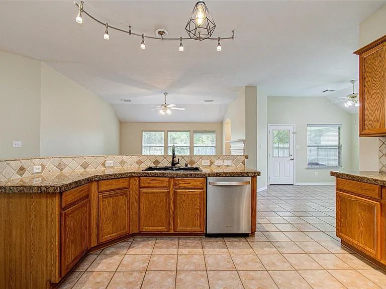 18223 Heathridge Ln — Photo 22