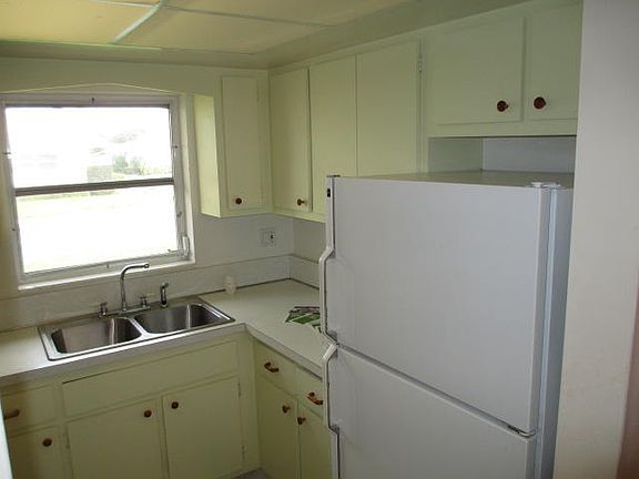 3rd image of 2810 Ashley Dr E APT A
