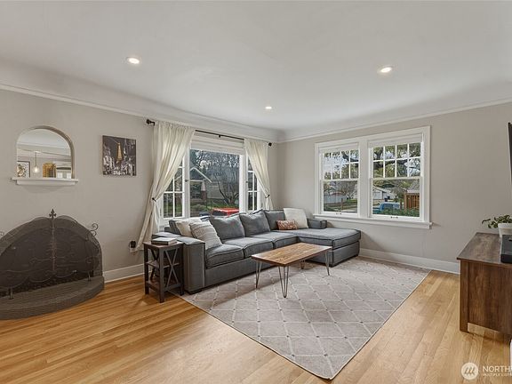 4th image of 921 University Street