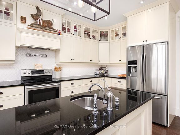 3rd image of 33 Dunks Bay Rd