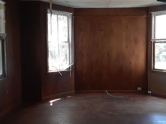 3rd image of 1202 E Gadsden St