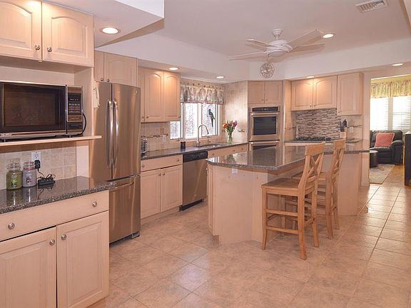3rd image of 8 Briarwood Dr