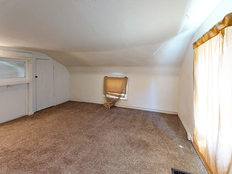 212 E Walnut St — Photo 9