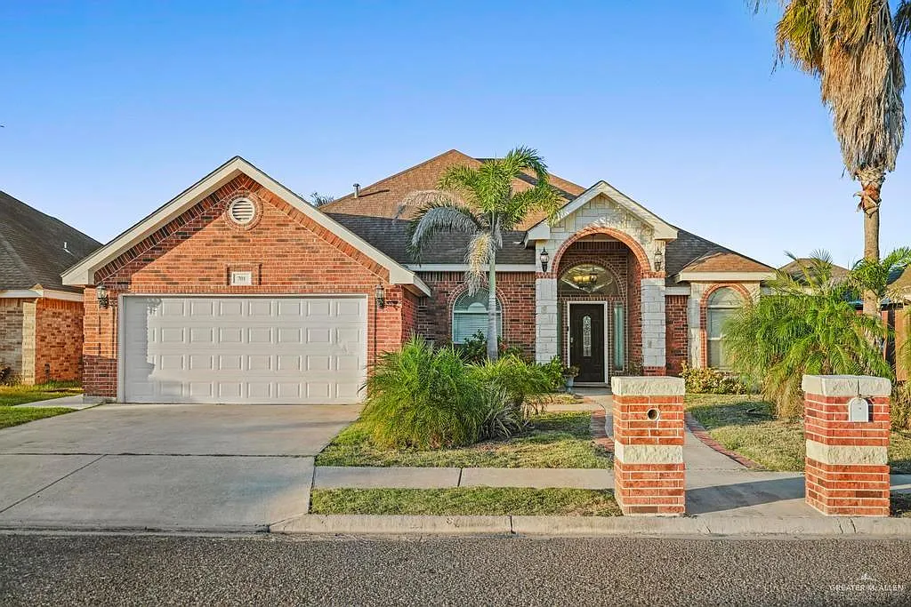 3 bed, 2.0 bath, 1944 sqft, $3,000 — Photo 1