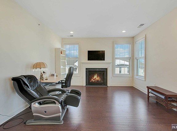 4th image of 910 Four Seasons Ln