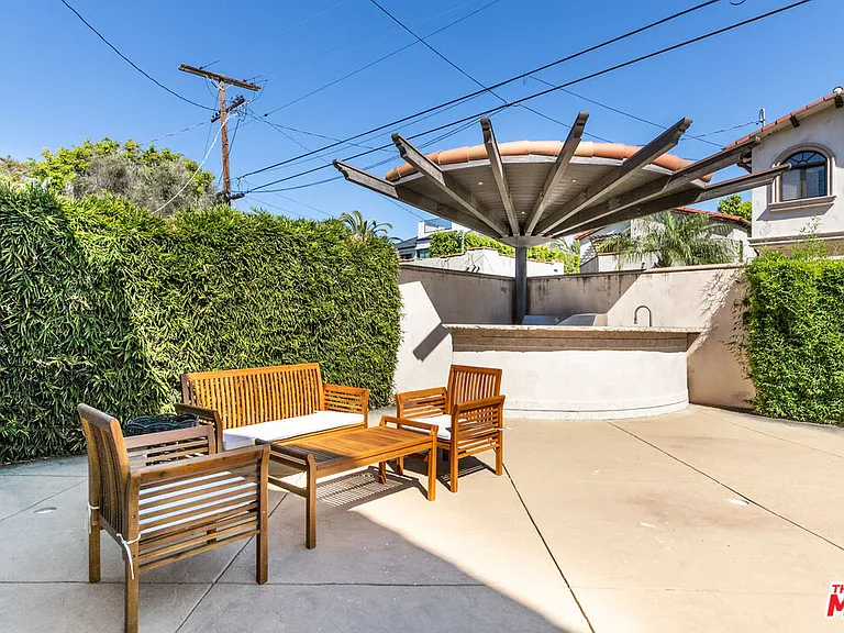 458 N Flores St — Photo 26