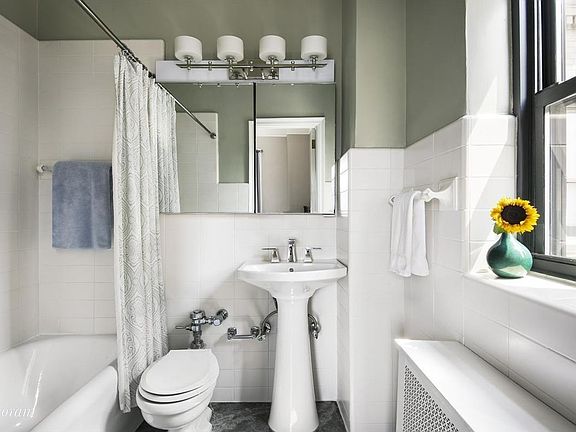 5th image of 12 W 72nd St APT 21E