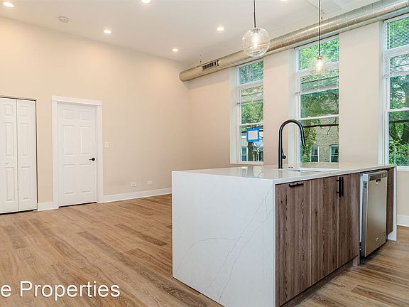 3rd image of 1447 W Superior St #206
