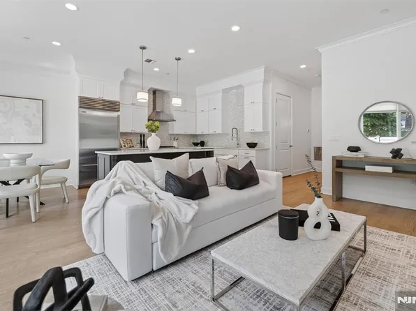 22 Gabriel Ct #15, Paramus, NJ 07652