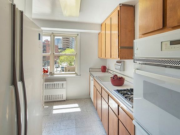 5th image of 18 Charlton St Unit 4L