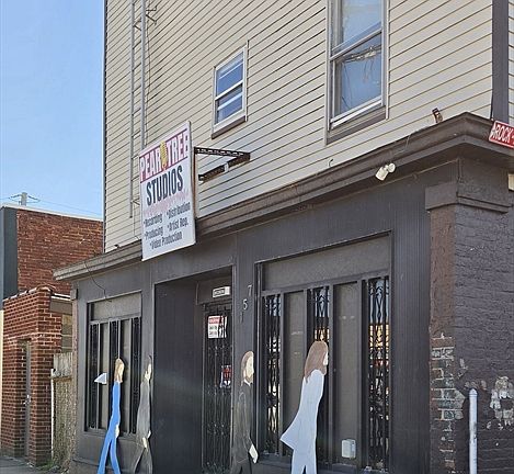 4th image of 155 Rodman St