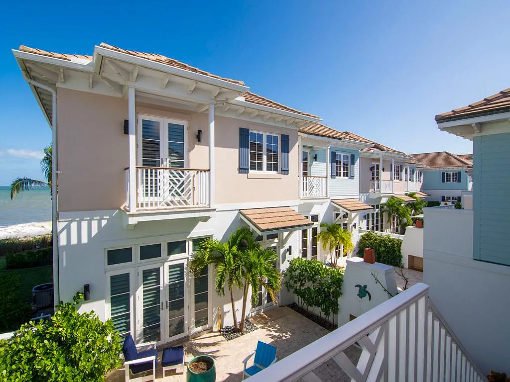 4 bed, 4.5 bath, 3297 sqft, $30,000 — Photo 3