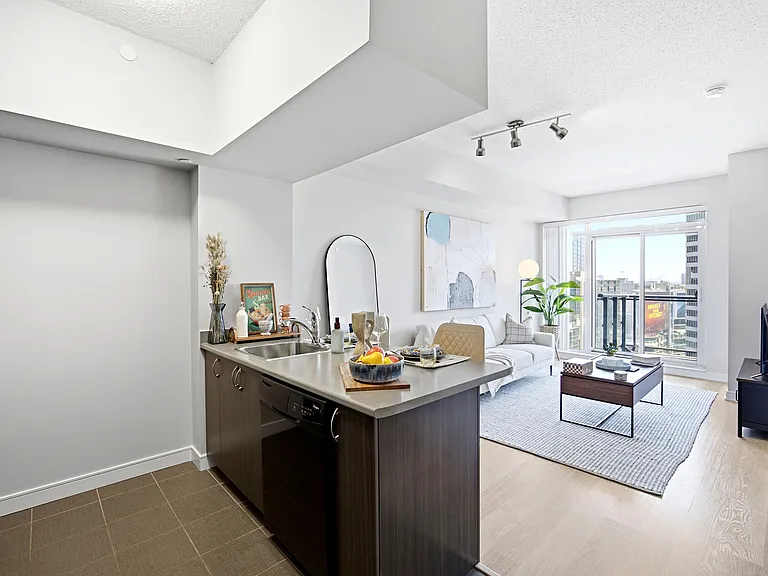 570 Bay St — Photo 16