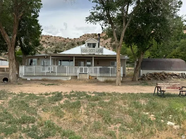 1124 Washam Rd, Green River, WY 82935