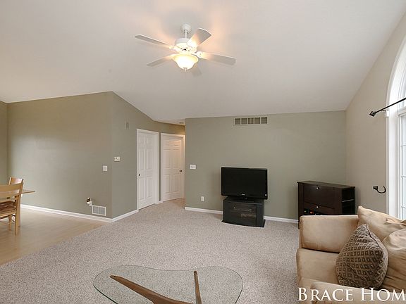 5th image of 5868 Buttercup Ct SW