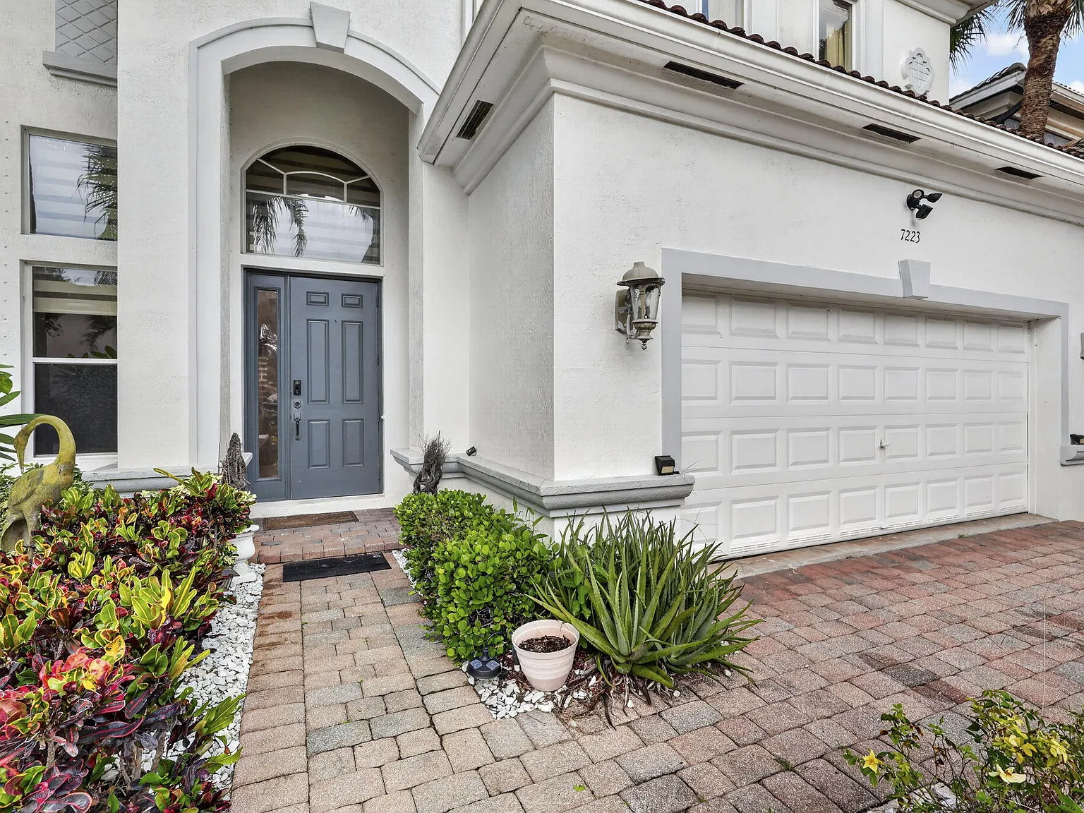 3 bed, 2.5 bath, 2302 sqft, $4,000 — Photo 3