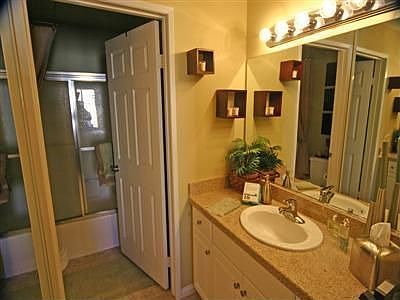 3rd image of 5520 Owensmouth Ave APT 203