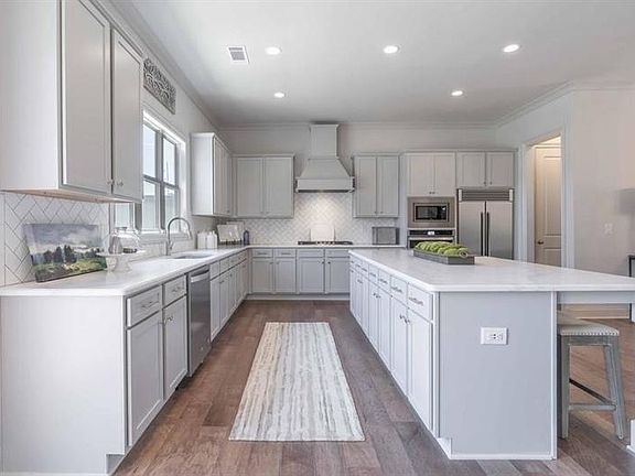 2nd image of 2441 Skyland Way NE